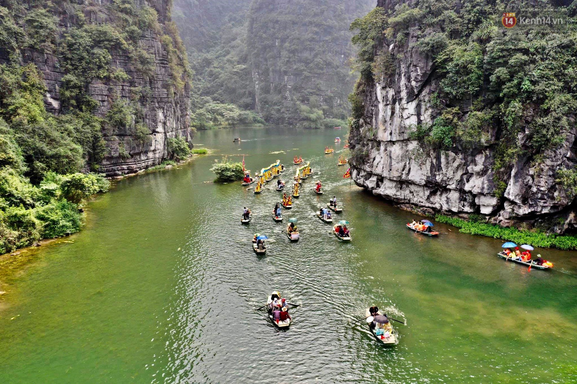 Đôi rồng được hàng trăm chiếc thuyền rước trong lễ hội Tràng An, Ninh Bình - Ảnh 6. Đôi rồng được hàng trăm chiếc thuyền rước trong lễ hội Tràng An, Ninh Bình - Ảnh 6.