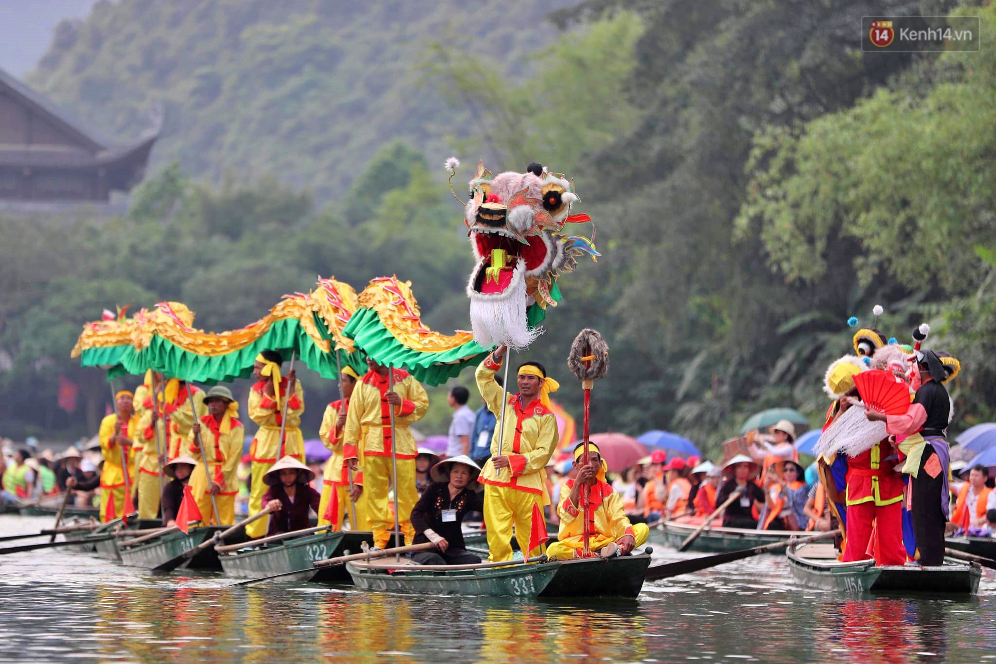 Đôi rồng được hàng trăm chiếc thuyền rước trong lễ hội Tràng An, Ninh Bình - Ảnh 7. Đôi rồng được hàng trăm chiếc thuyền rước trong lễ hội Tràng An, Ninh Bình - Ảnh 7.