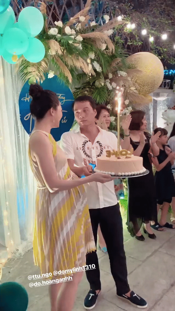 Vợ chồng Thanh Tú hôn nhau tình cảm trong tiệc sinh nhật nhưng vòng 2 của nàng Á hậu mới gây chú ý! - Ảnh 1.