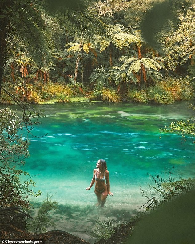 Khoe loạt ảnh tắm suối, nữ phượt thủ &Uacute;c bị d&acirc;n mạng n&eacute;m đ&aacute; tới tấp v&igrave; tưởng đặt ch&acirc;n đến khu vực cấm - Ảnh 1.