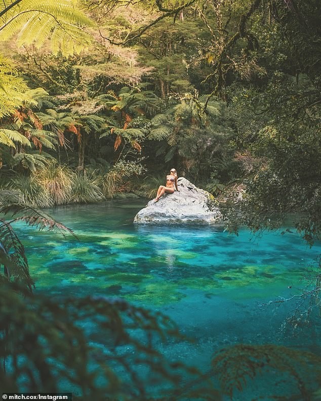 Khoe loạt ảnh tắm suối, nữ phượt thủ &Uacute;c bị d&acirc;n mạng n&eacute;m đ&aacute; tới tấp v&igrave; tưởng đặt ch&acirc;n đến khu vực cấm - Ảnh 2.