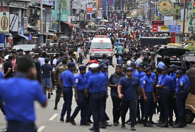 Hiện trường tan hoang sau 8 vụ nổ đẫm máu tại Sri Lanka khiến ít nhất 160 người thiệt mạng - Ảnh 3.