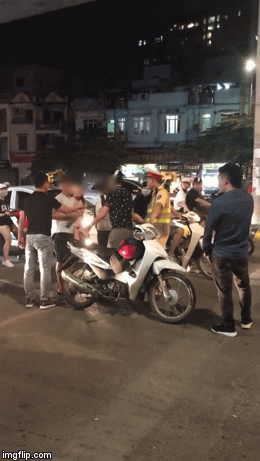 Nghi s&agrave;m sỡ c&ocirc; g&aacute;i giữa phố H&agrave; Nội, 2 thanh ni&ecirc;n phải dừng lại xin lỗi trước sự chứng kiến của nhiều người đi đường - Ảnh 2.