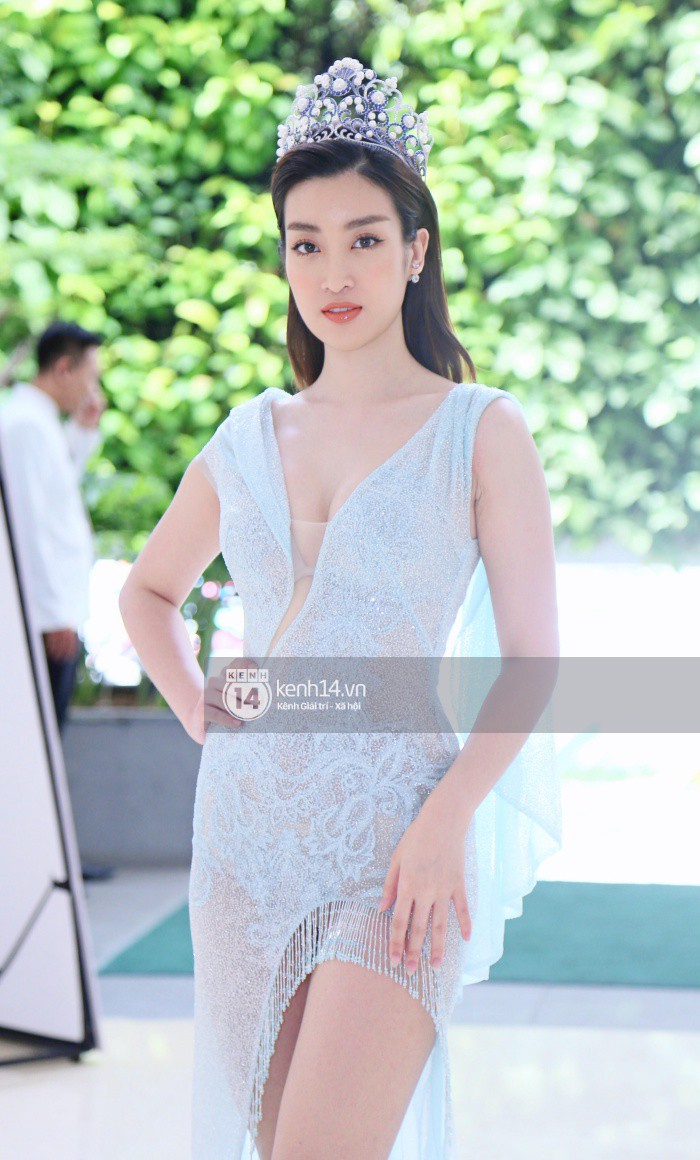 Đỗ Mỹ Linh - Trần Tiểu Vy cùng chọn váy khoét ngực hững hờ, đọ sắc trong sự kiện khởi động Miss World Việt Nam - Ảnh 2.