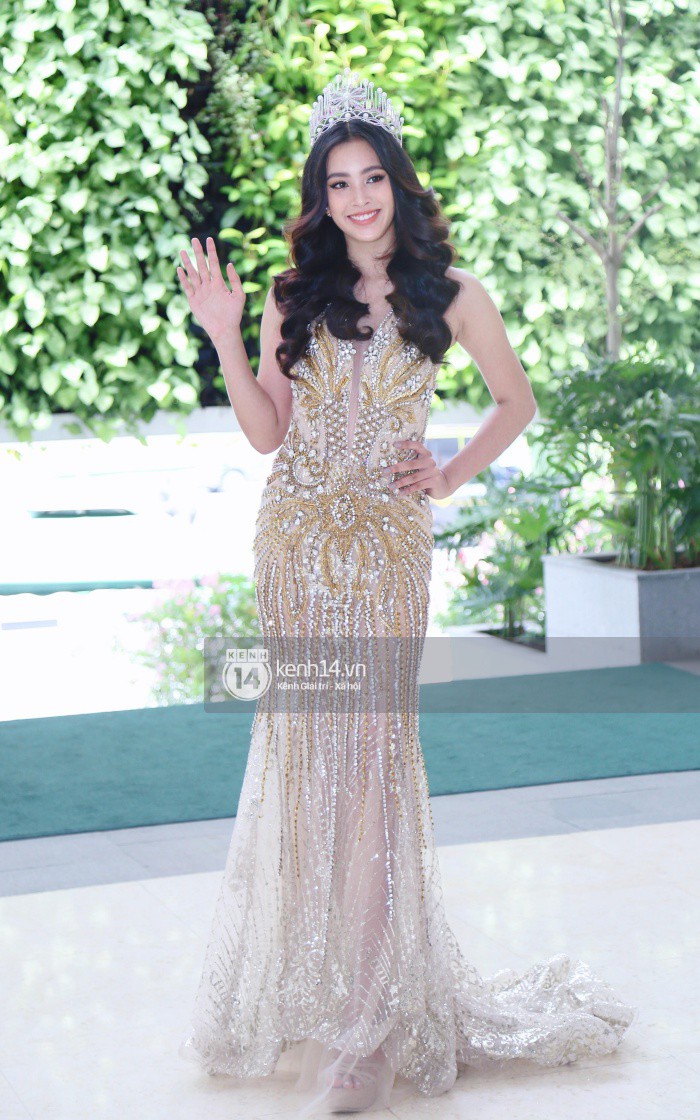 Đỗ Mỹ Linh - Trần Tiểu Vy cùng chọn váy khoét ngực hững hờ, đọ sắc trong sự kiện khởi động Miss World Việt Nam - Ảnh 3.