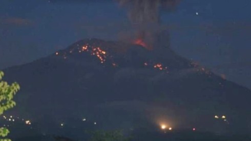 Núi lửa Agung tiếp tục phun trào, người dân Bali sơ tán - Ảnh 1.