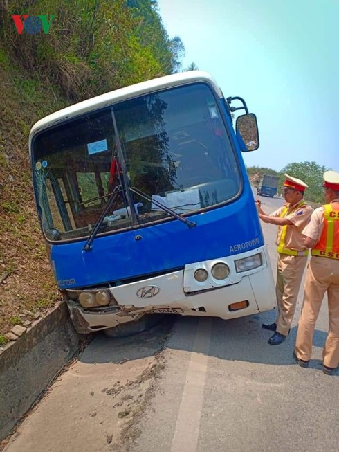 Xe chở cựu chiến binh mất phanh trên đèo Pha Đin, 4 người bị thương - Ảnh 1.