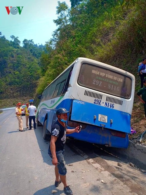 Xe chở cựu chiến binh mất phanh trên đèo Pha Đin, 4 người bị thương - Ảnh 2.