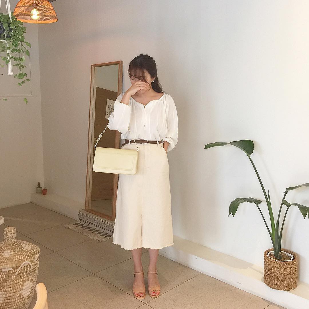 Nàng công sở sẽ vượt qua ngày nắng nóng thật phong cách và thoải mái tuyệt đối với 4 công thức sau - Ảnh 10. Nàng công sở sẽ vượt qua ngày nắng nóng thật phong cách và thoải mái tuyệt đối với 4 công thức sau - Ảnh 10.