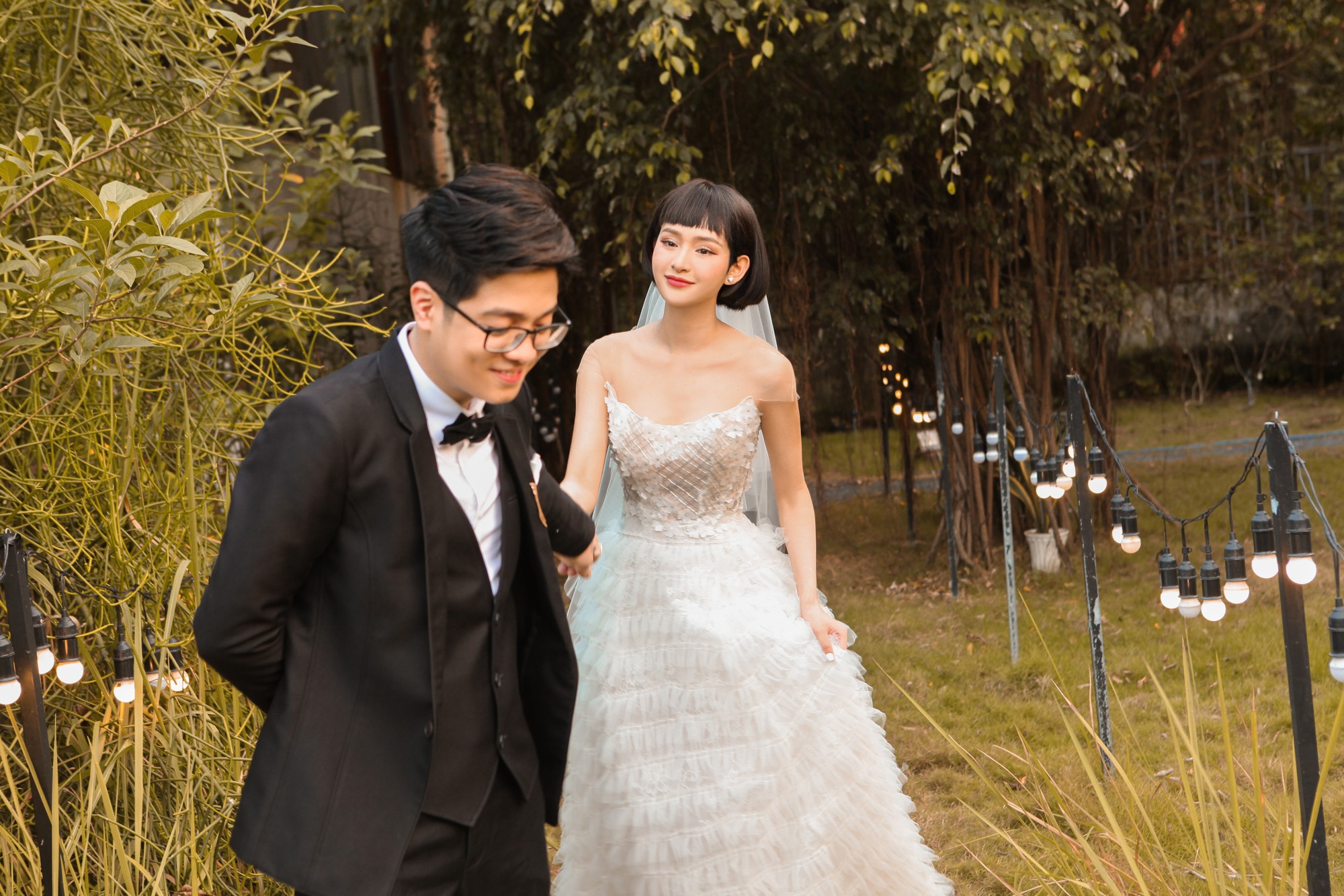 Nếu bạn đang tìm kiếm ý tưởng cho bức ảnh cưới của mình, hãy đến và xem album ảnh cưới độc đáo của Nhung Tuấn và cô dâu xinh đẹp. Chia sẻ khoảnh khắc ngọt ngào và lãng mạn tại những địa điểm đẹp nhất trong đám cưới của họ.