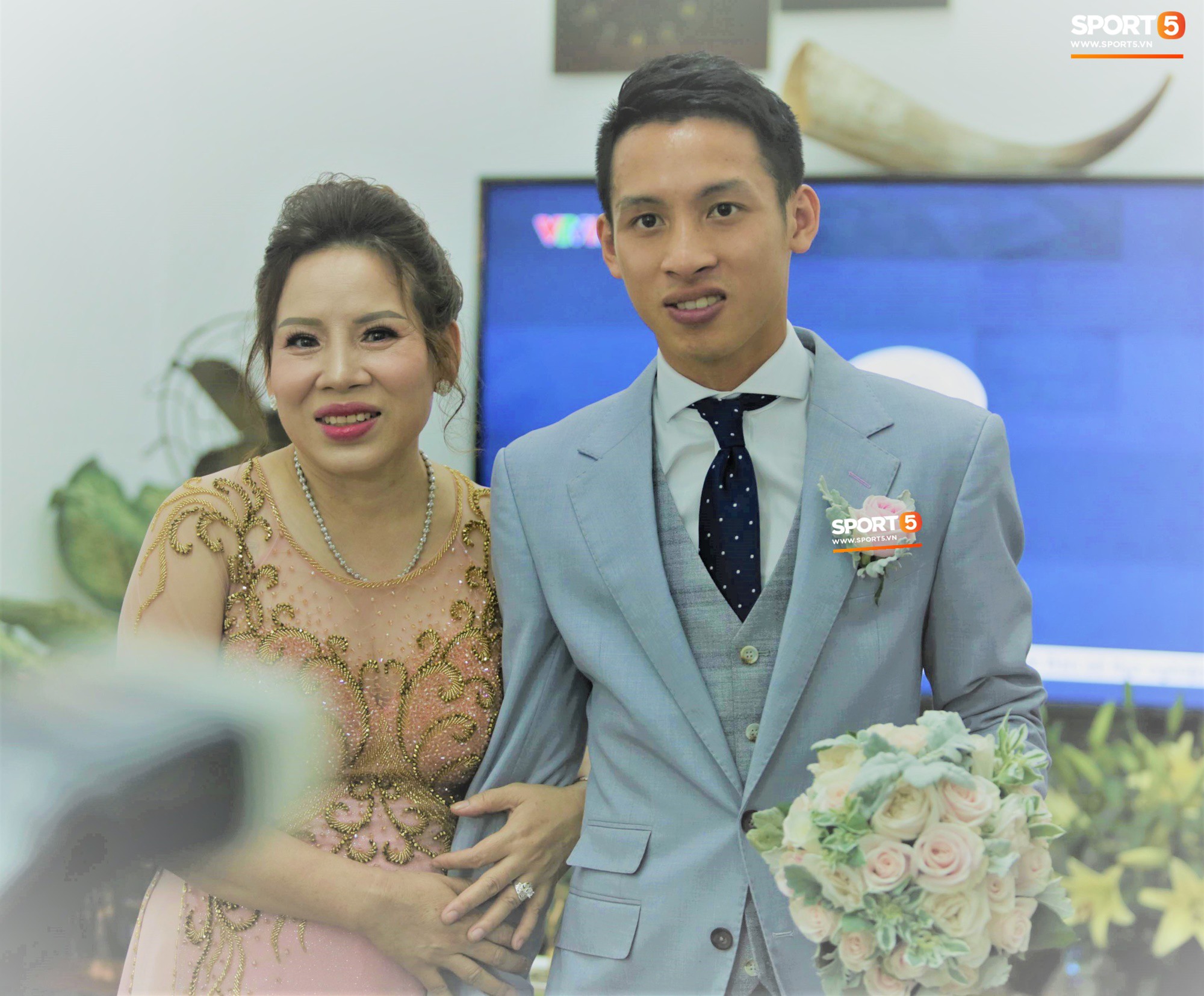 Tiền vệ tuyển Việt Nam rạng ngời bên bà xã xinh đẹp trước giờ G - Ảnh 11. Tiền vệ tuyển Việt Nam rạng ngời bên bà xã xinh đẹp trước giờ G - Ảnh 11.