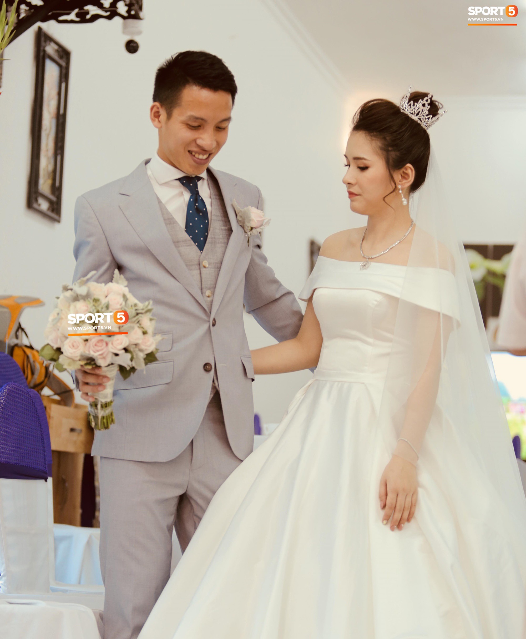 Tiền vệ tuyển Việt Nam rạng ngời bên bà xã xinh đẹp trước giờ G - Ảnh 3. Tiền vệ tuyển Việt Nam rạng ngời bên bà xã xinh đẹp trước giờ G - Ảnh 3.