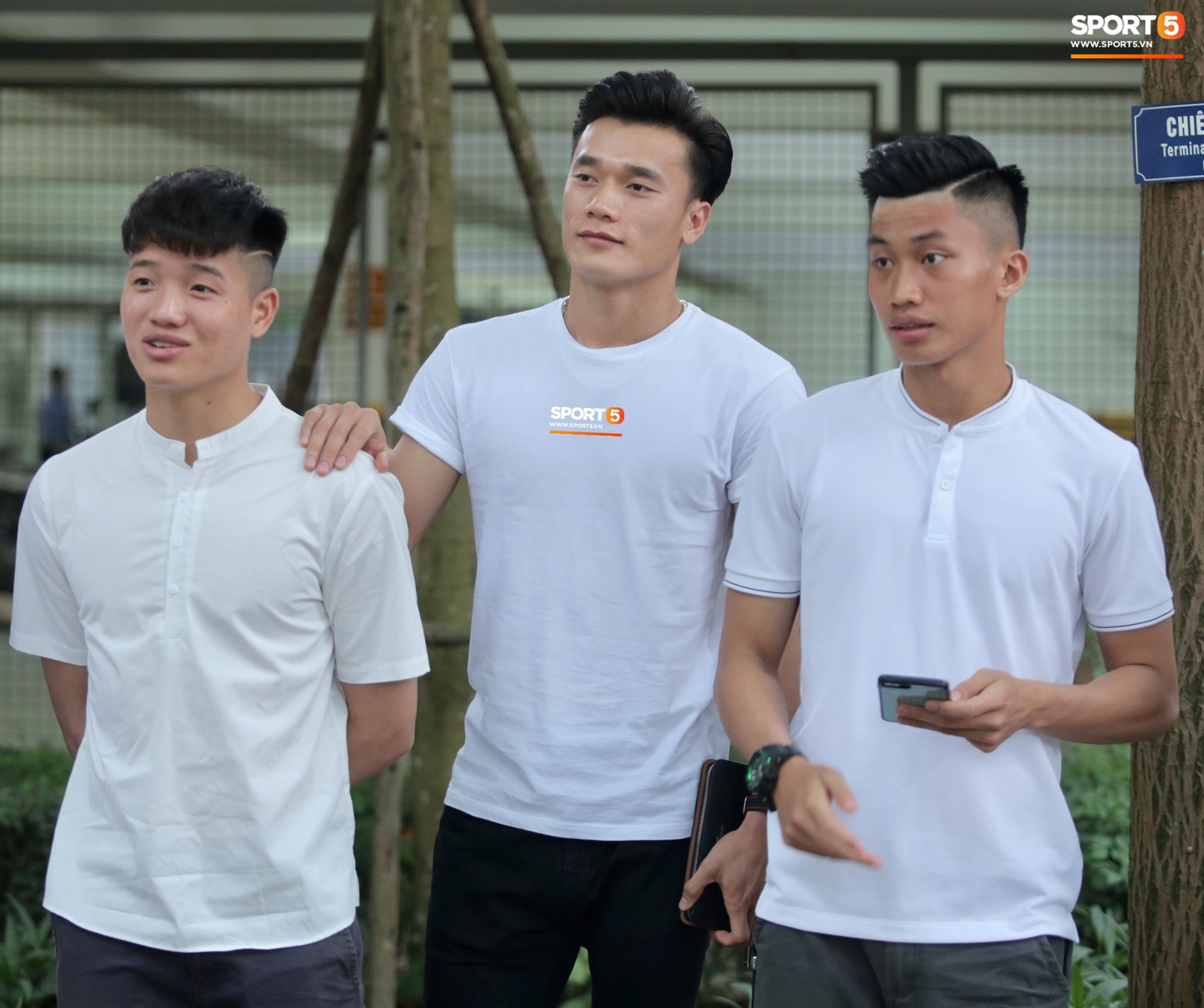Dàn sao Hà Nội FC hóa soái ca áo trắng đến dự lễ cưới Hùng Dũng - Ảnh 6.