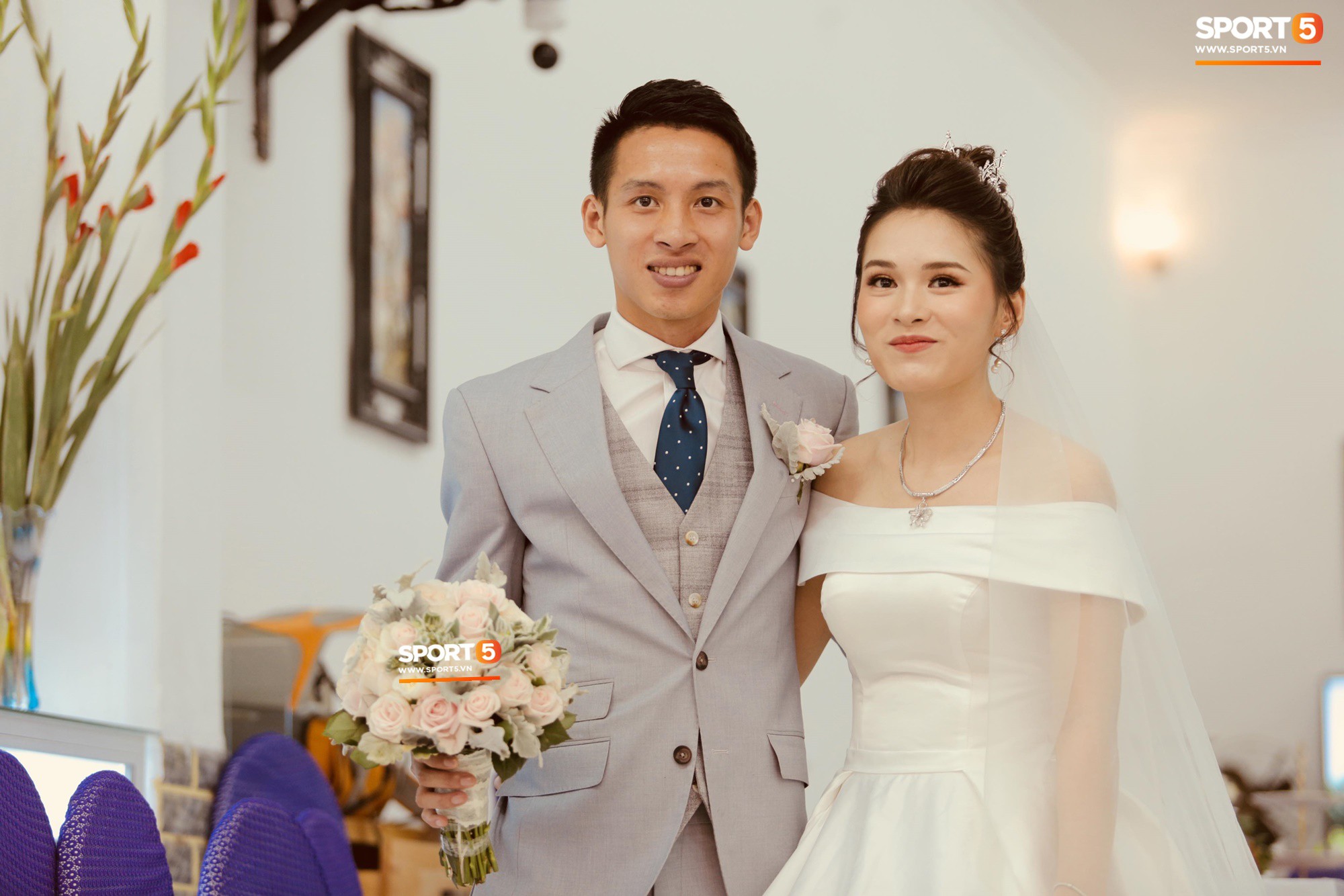 Tiền vệ tuyển Việt Nam rạng ngời bên bà xã xinh đẹp trước giờ G - Ảnh 2. Tiền vệ tuyển Việt Nam rạng ngời bên bà xã xinh đẹp trước giờ G - Ảnh 2.