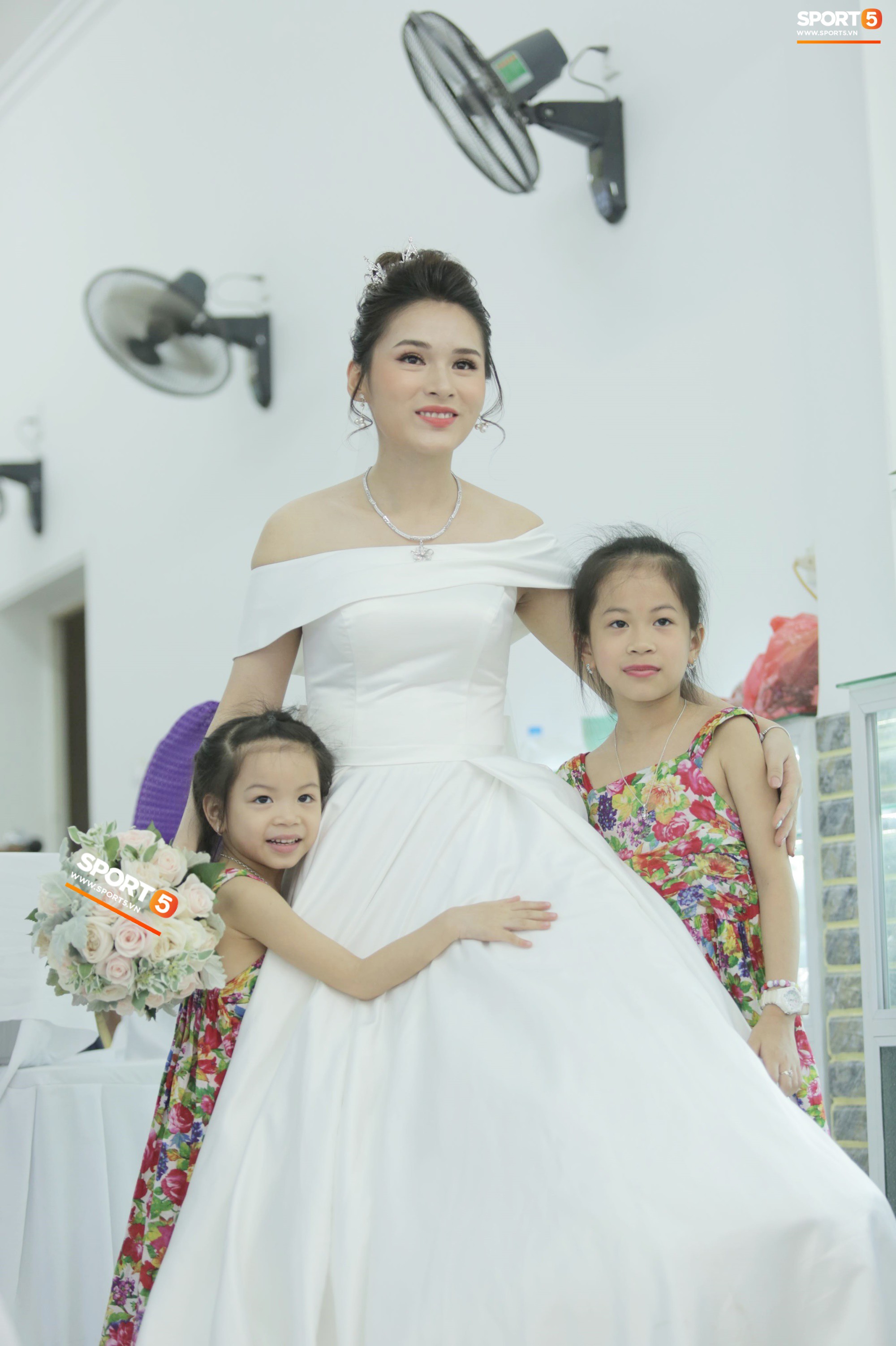Tiền vệ tuyển Việt Nam rạng ngời bên bà xã xinh đẹp trước giờ G - Ảnh 9. Tiền vệ tuyển Việt Nam rạng ngời bên bà xã xinh đẹp trước giờ G - Ảnh 9.