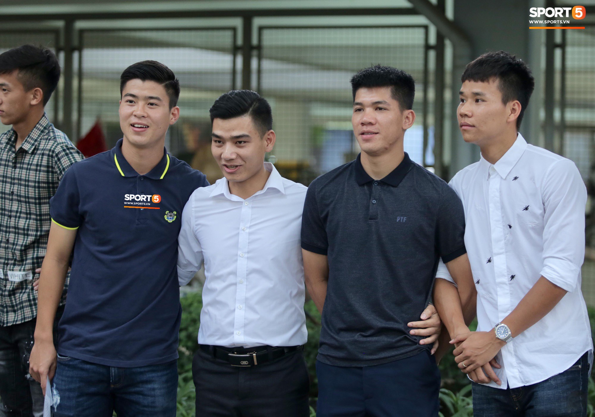 Dàn sao Hà Nội FC hóa soái ca áo trắng đến dự lễ cưới Hùng Dũng - Ảnh 8.