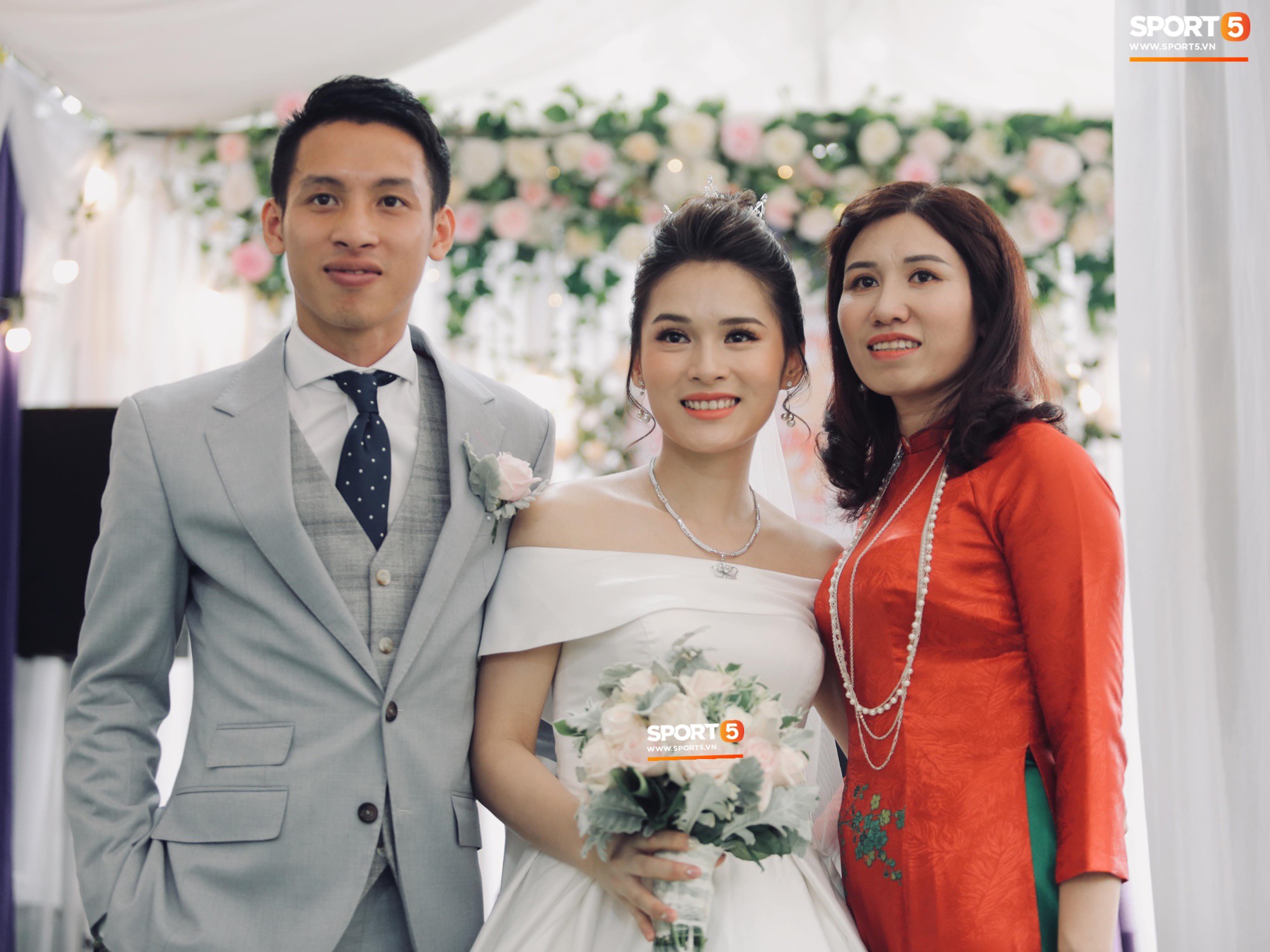 Tiền vệ tuyển Việt Nam rạng ngời bên bà xã xinh đẹp trước giờ G - Ảnh 7. Tiền vệ tuyển Việt Nam rạng ngời bên bà xã xinh đẹp trước giờ G - Ảnh 7.