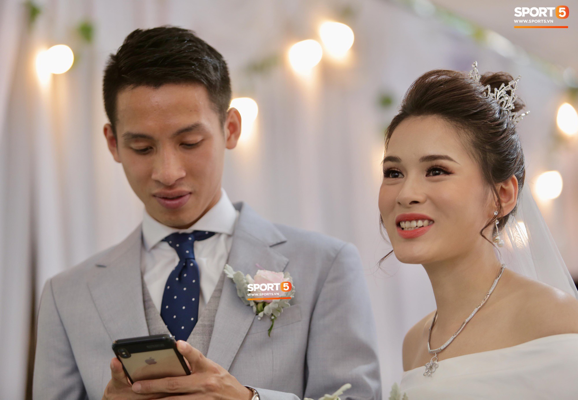 Tiền vệ tuyển Việt Nam rạng ngời bên bà xã xinh đẹp trước giờ G - Ảnh 4. Tiền vệ tuyển Việt Nam rạng ngời bên bà xã xinh đẹp trước giờ G - Ảnh 4.