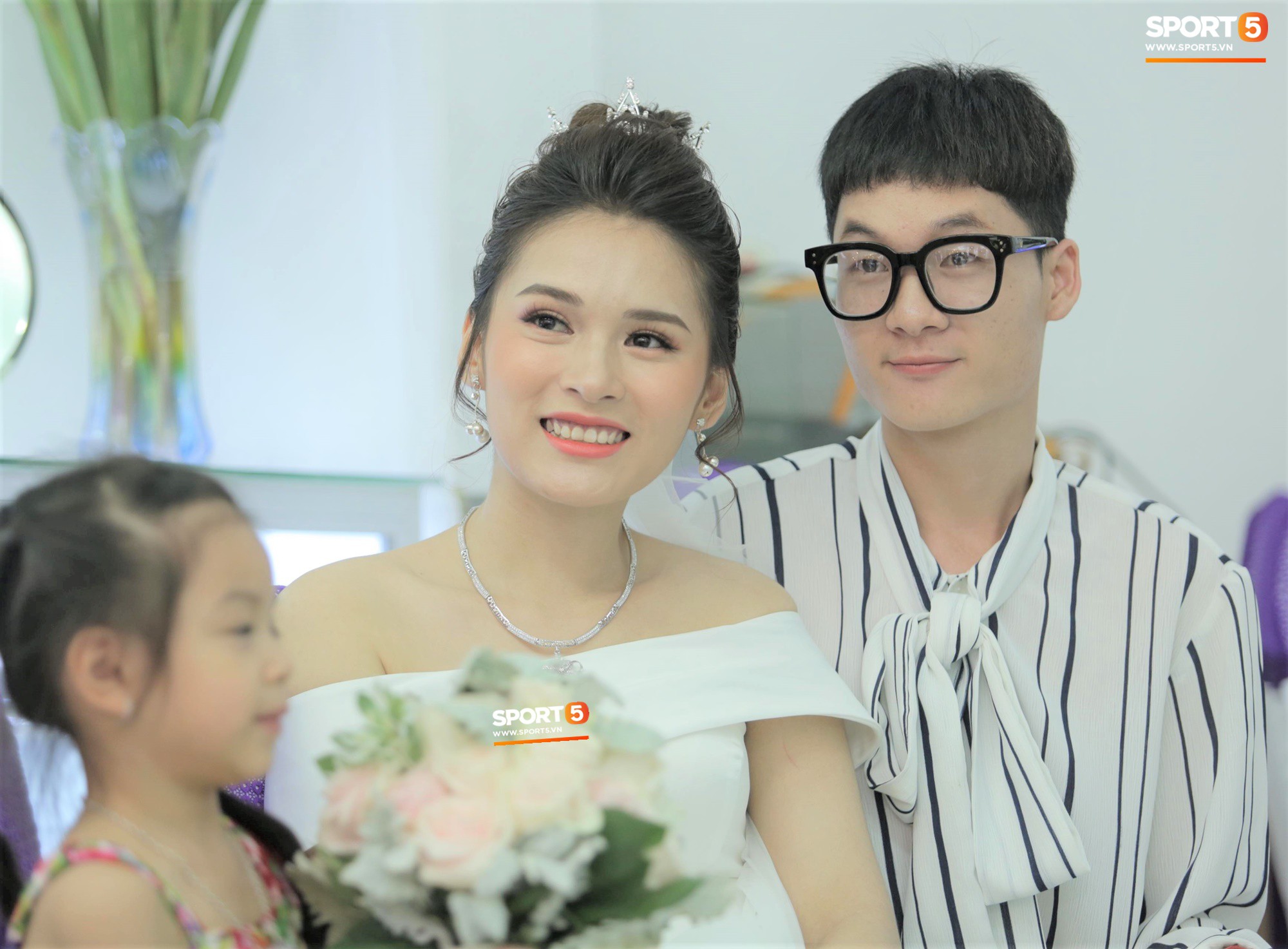 Tiền vệ tuyển Việt Nam rạng ngời bên bà xã xinh đẹp trước giờ G - Ảnh 8. Tiền vệ tuyển Việt Nam rạng ngời bên bà xã xinh đẹp trước giờ G - Ảnh 8.