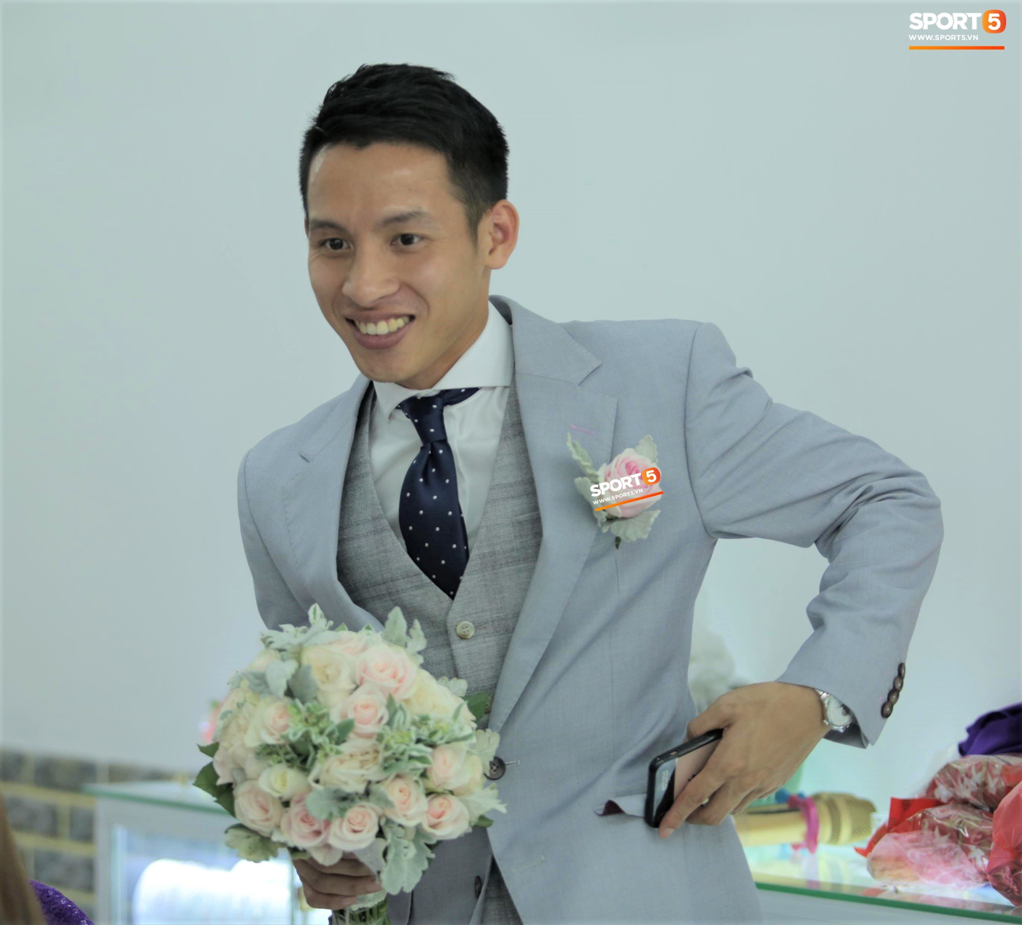 Tiền vệ tuyển Việt Nam rạng ngời bên bà xã xinh đẹp trước giờ G - Ảnh 10. Tiền vệ tuyển Việt Nam rạng ngời bên bà xã xinh đẹp trước giờ G - Ảnh 10.