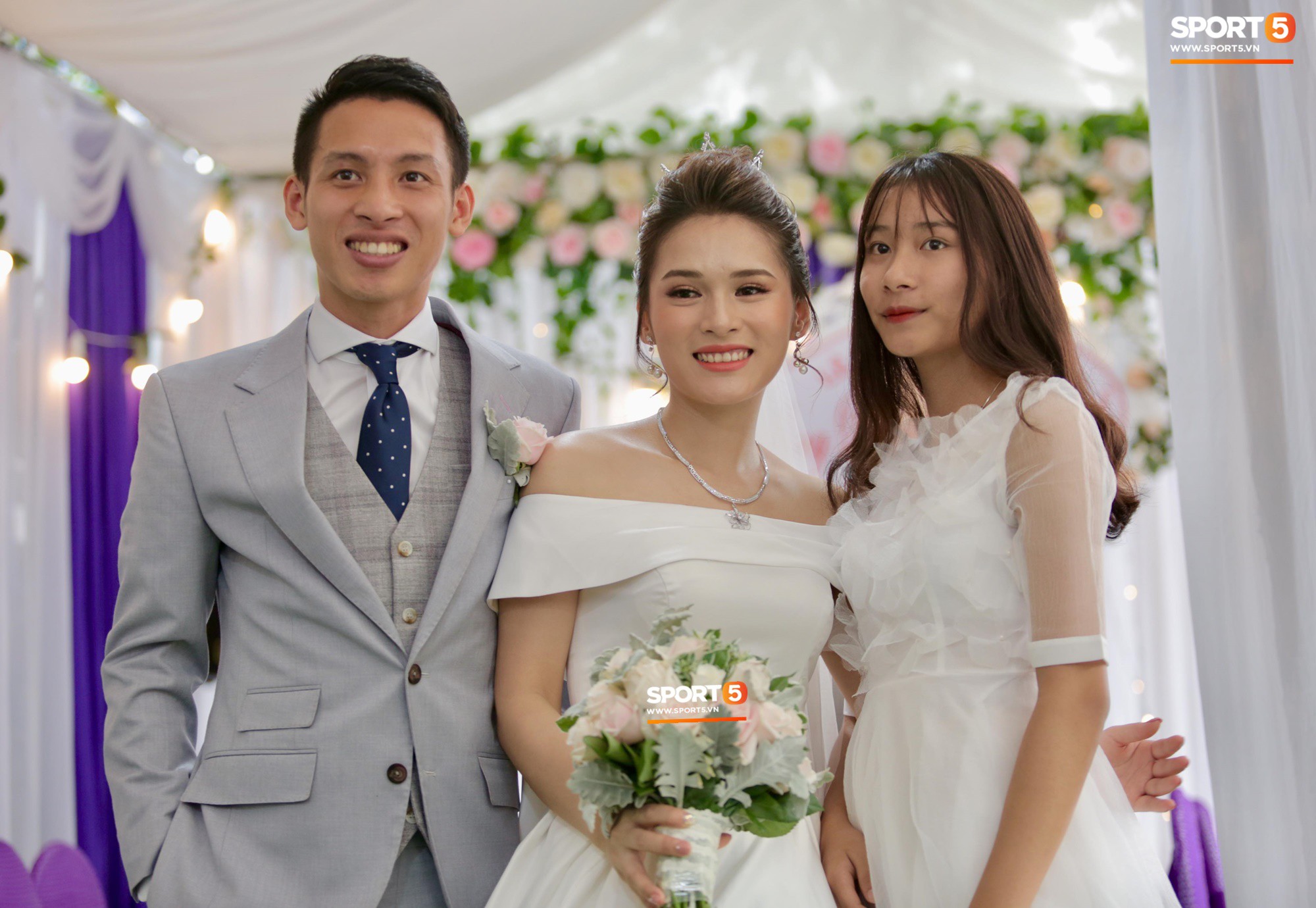Tiền vệ tuyển Việt Nam rạng ngời bên bà xã xinh đẹp trước giờ G - Ảnh 6. Tiền vệ tuyển Việt Nam rạng ngời bên bà xã xinh đẹp trước giờ G - Ảnh 6.