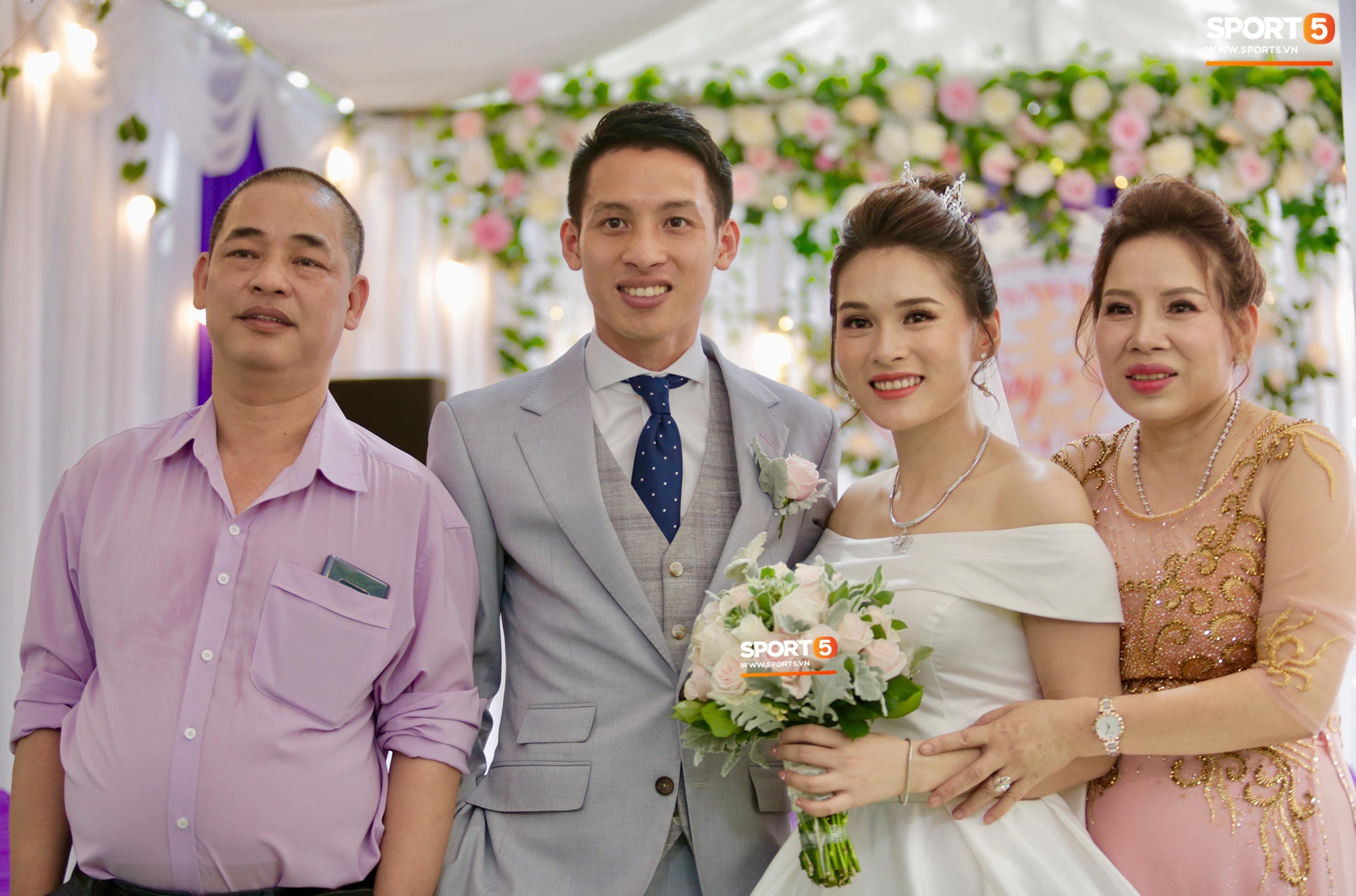 Tiền vệ tuyển Việt Nam rạng ngời bên bà xã xinh đẹp trước giờ G - Ảnh 5. Tiền vệ tuyển Việt Nam rạng ngời bên bà xã xinh đẹp trước giờ G - Ảnh 5.