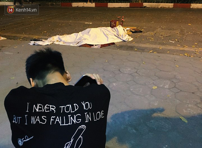 Một đêm kinh hoàng với người Hà Nội: Tai nạn khắp nơi, ô tô xe tải tông loạt người đi đường khiến 2 người chết, nhiều người bị thương - Ảnh 1.
