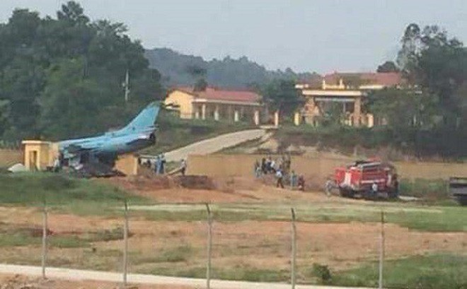 NÓNG: Máy bay quân sự gặp sự cố ở Yên Bái, phi công nhảy dù thoát nạn - Ảnh 1.