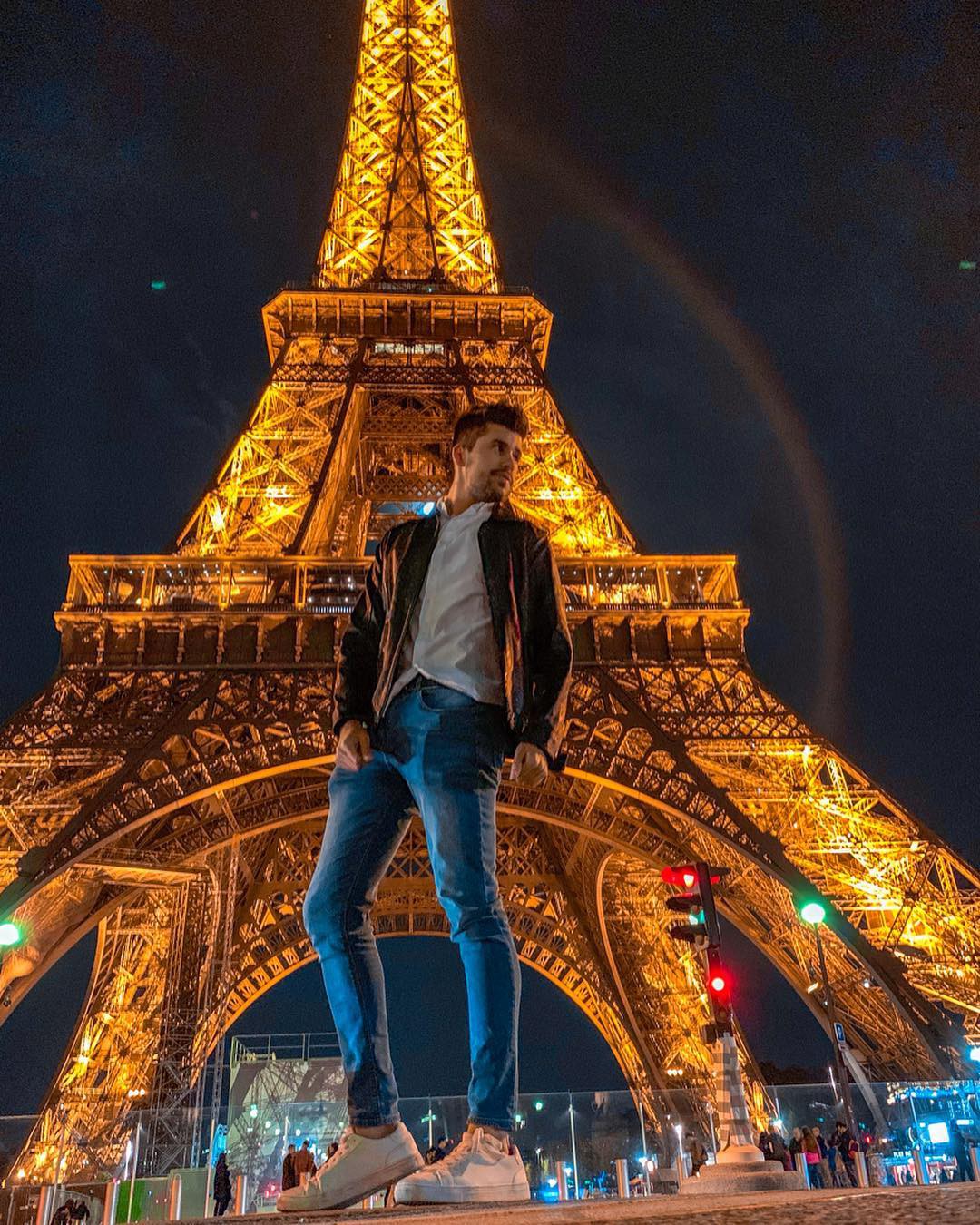 Vừa đăng ảnh check-in tại tháp Eiffel, người hâm mộ đã vội nhắc ...