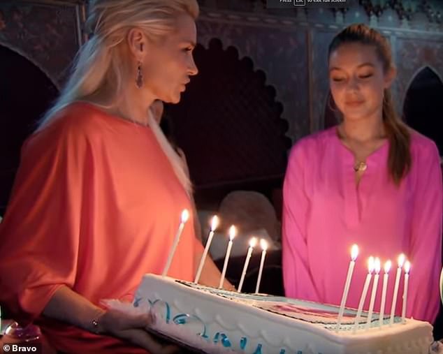 Danh hiệu Si&ecirc;u mẫu của Gigi Hadid c&oacute; sự g&oacute;p phần kh&ocirc;ng nhỏ của mẹ: &Eacute;p giảm c&acirc;n khắc nghiệt, phải bỏ chơi thể thao - Ảnh 4.