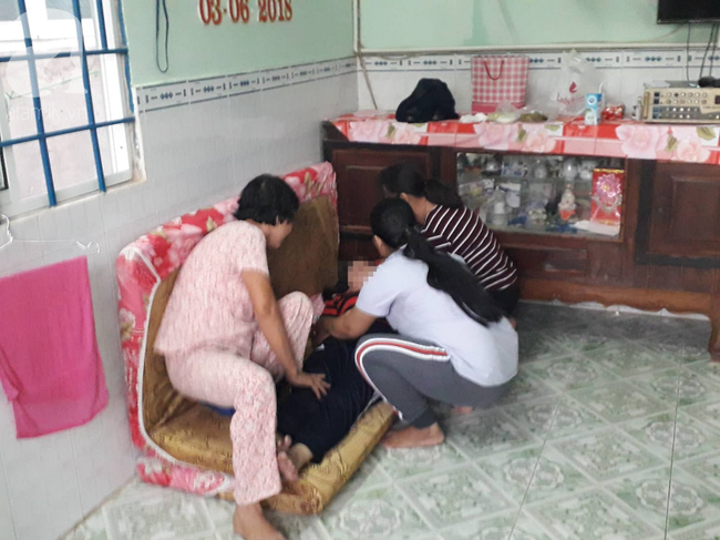 Tang thương bao trùm căn nhà 3 bà cháu bị sát hại: Người mẹ tuyệt vọng, gào khóc gọi tên con gái rồi ngất xỉu - Ảnh 2.