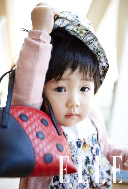 Từ bé đã lên bìa tạp chí, ai ngờ con gái 8 tuổi của Lee Young Ae giờ đã lớn và xinh đến mức này rồi! - Ảnh 1.