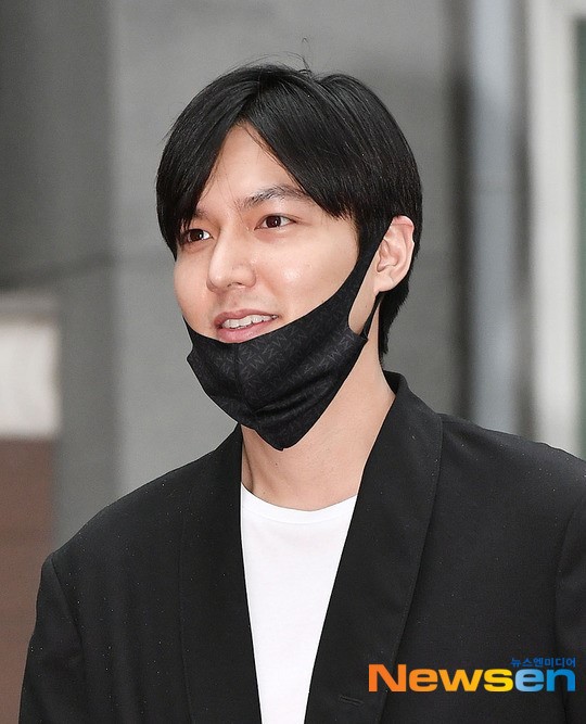 Xa showbiz đã lâu Lee Min Ho chẳng còn thiết tha chải chuốt đến mức mặt béo, gàu thì rơi lả tả xuống áo thế này? - Ảnh 1.