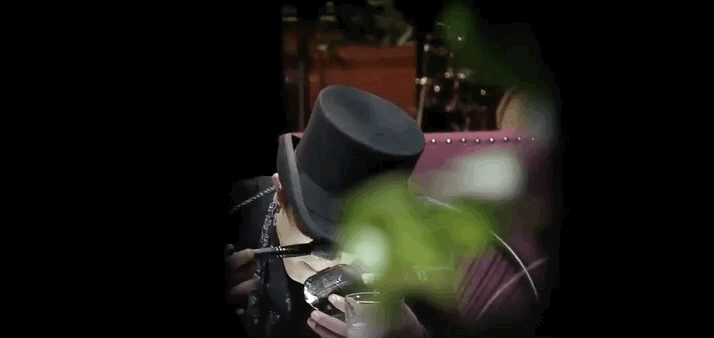 Mê Cung tập 2: Giới thiệu nhân vật biến thái của Doãn Quốc Đam, thích trang điểm và... xàm xỡ phụ nữ ngay nơi công cộng - Ảnh 2. Mê Cung tập 2: Giới thiệu nhân vật biến thái của Doãn Quốc Đam, thích trang điểm và... xàm xỡ phụ nữ ngay nơi công cộng - Ảnh 2.