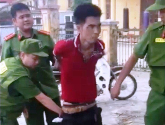 Cảnh sát 113 khống chế thanh niên “ngáo đá” dùng gạch đập tan kính, chui vào ô tô cố thủ - Ảnh 1.