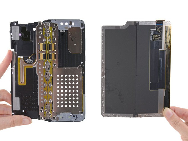Mổ xẻ Galaxy Fold, iFixit ph&aacute;t hiện một lỗi thiết kế nghi&ecirc;m trọng g&acirc;y ra việc đột tử - Ảnh 2.