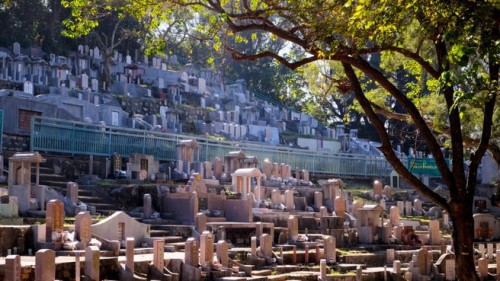 Hong Kong: Đất để chôn cất người chết đắt đỏ hơn cho người sống - Ảnh 1.