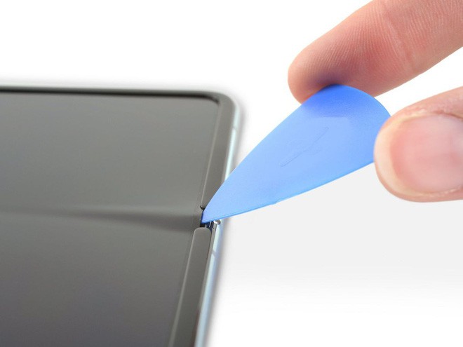 Mổ xẻ Galaxy Fold, iFixit ph&aacute;t hiện một lỗi thiết kế nghi&ecirc;m trọng g&acirc;y ra việc đột tử - Ảnh 4.