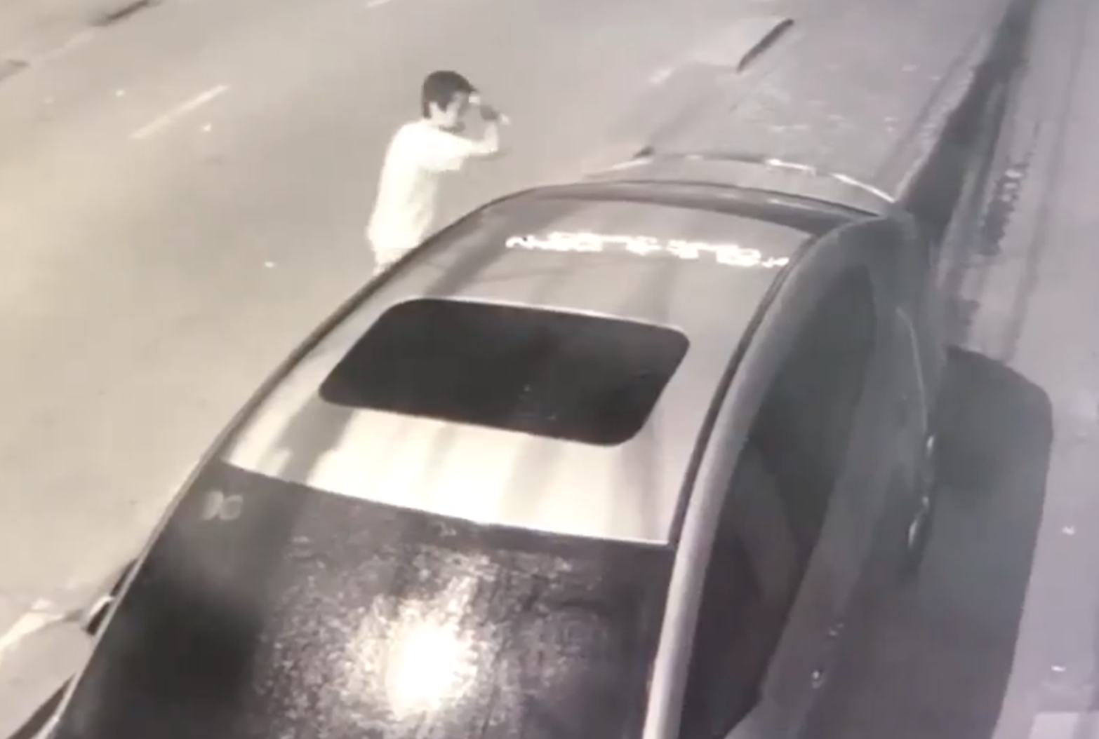 Góc sân si: Người đàn ông vác búa sang đập ô tô nhà hàng xóm giữa đêm khuya thanh vắng, rồi đi về - Ảnh 2. Góc sân si: Người đàn ông vác búa sang đập ô tô nhà hàng xóm giữa đêm khuya thanh vắng, rồi đi về - Ảnh 2.