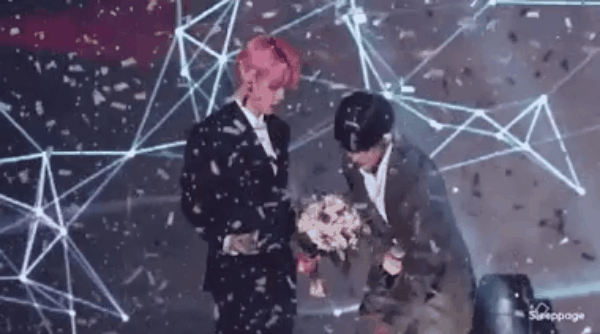 Chuyện lọ lem và hoàng tử đời thực gây bão tại lễ trao giải: V (BTS) nhặt được vật mỹ nhân Red Velvet làm rơi và cái kết - Ảnh 12.