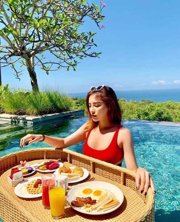 Tan chảy khoảnh khắc Kỳ Duyên và Minh Triệu cùng ngắm hoàng hôn trên cổng trời tại Bali - Ảnh 4.