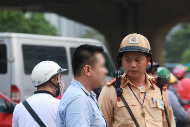 Hà Nội: Tài xế dừng đèn đỏ rồi ngủ quên trong ô tô nửa tiếng, CSGT phải đến cẩu cả xe cả người đi - Ảnh 2.