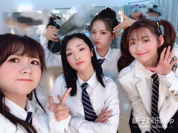 Đăng ảnh selfie, thành viên nhóm nhạc nữ idol hàng đầu Trung Quốc vô tình lộ cảnh nóng của đồng đội - Ảnh 10.