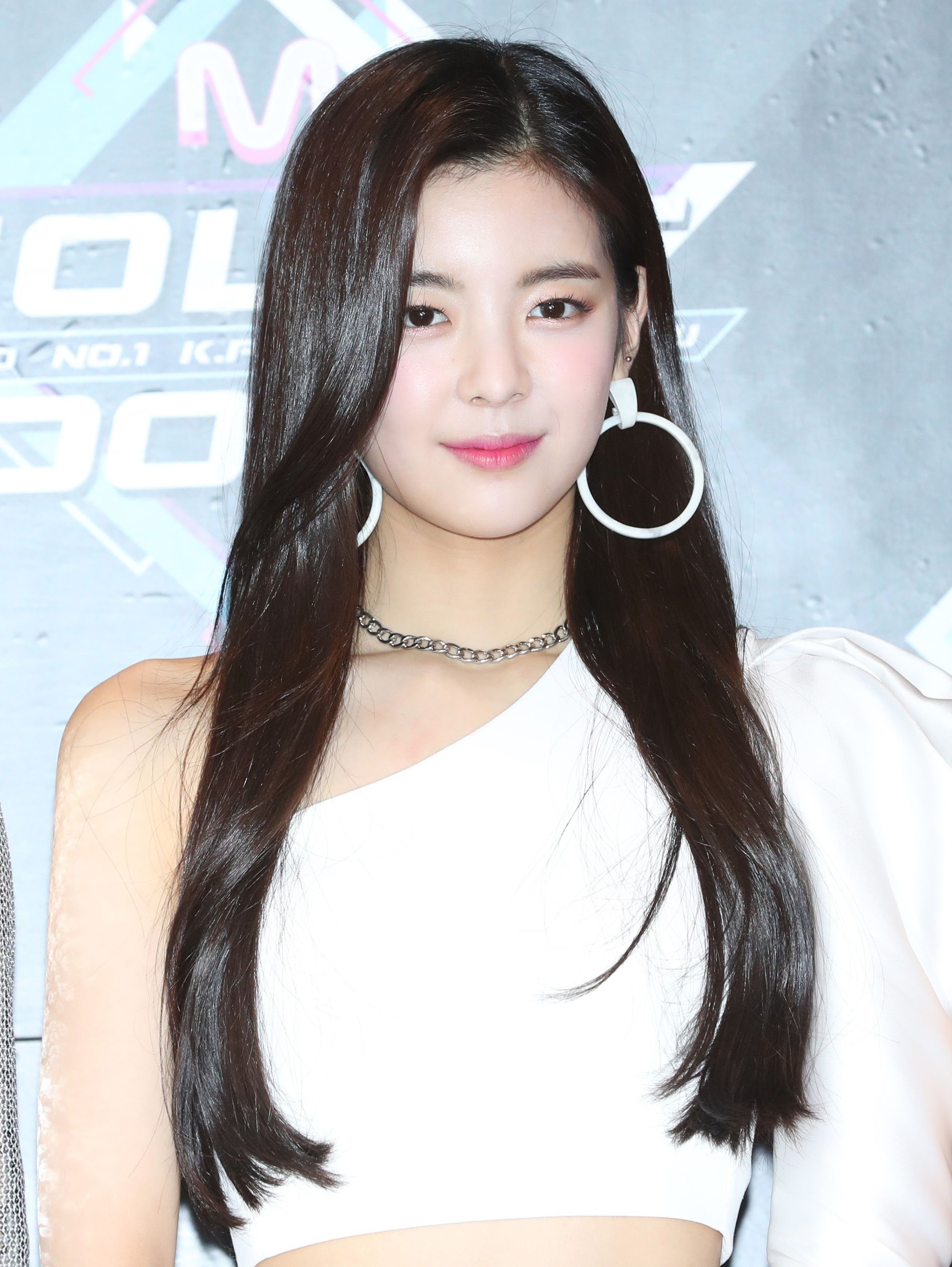 ITZY khoe mặt mộc trong show thực tế: Bản sao những nhan sắc nổi bật của Kbiz! - Ảnh 13. ITZY khoe mặt mộc trong show thực tế: Bản sao những nhan sắc nổi bật của Kbiz! - Ảnh 13.