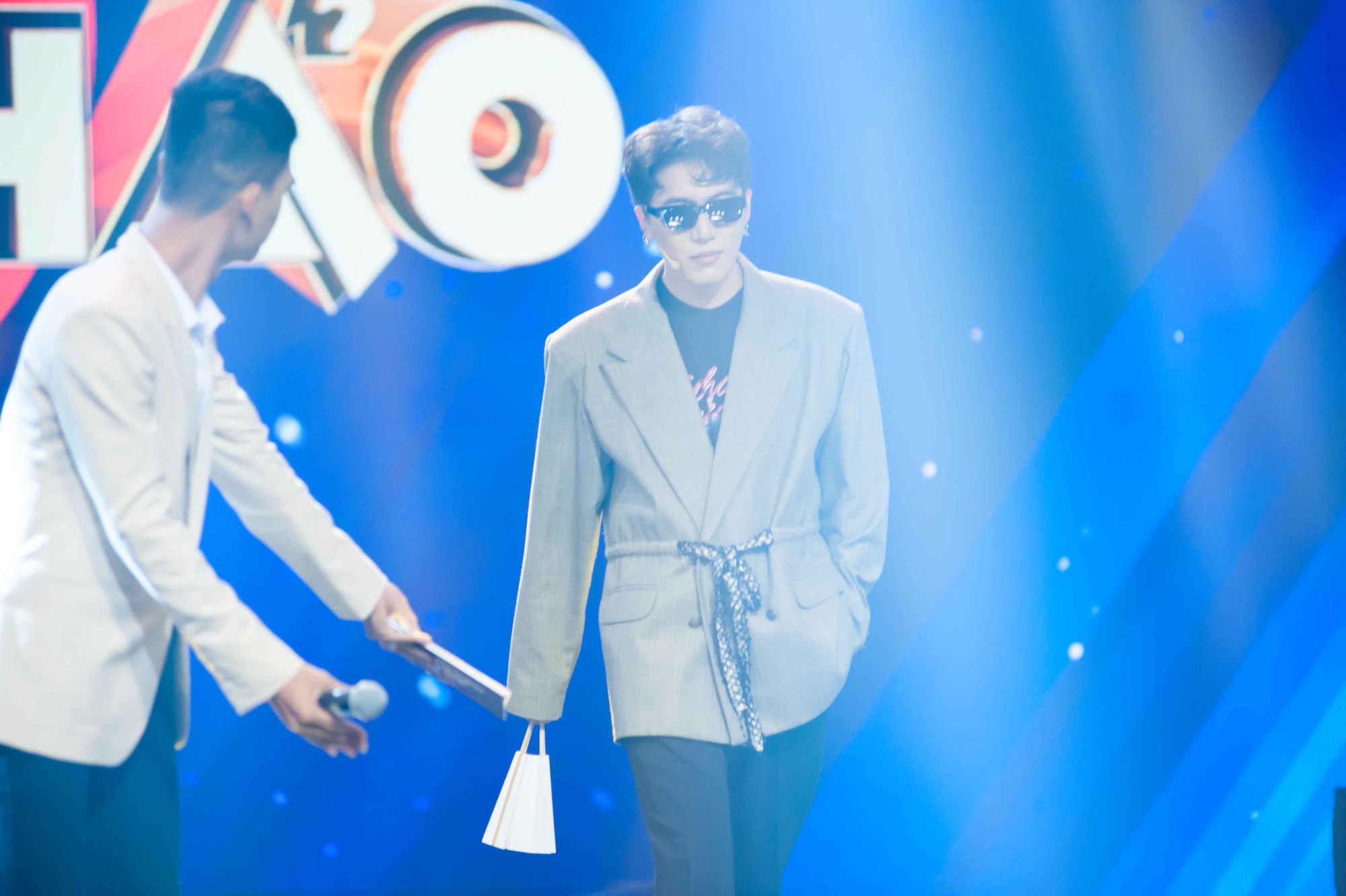 Châu Đăng Khoa bắt MC gameshow giới thiệu căng đét về độ đẹp trai mới chịu xuất hiện - Ảnh 5. Châu Đăng Khoa bắt MC gameshow giới thiệu căng đét về độ đẹp trai mới chịu xuất hiện - Ảnh 5.