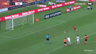 Thủ m&ocirc;n bất lực một c&aacute;ch kh&oacute; hiểu trước quả đ&aacute; penalty nhẹ hều - Ảnh 1.