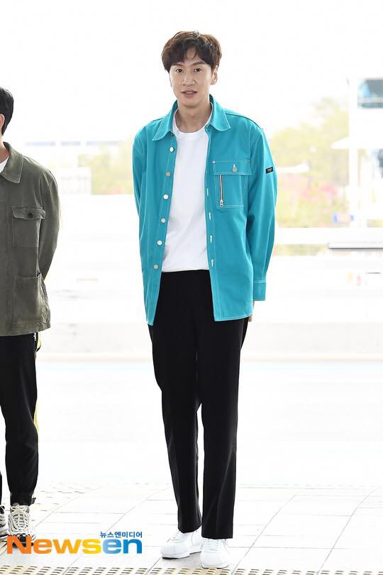 Lee Kwang Soo mặc đồ xanh mượt, cực nhắng bên cặp tài tử - minh tinh tại sân bay Hàn sang Việt Nam - Ảnh 4.