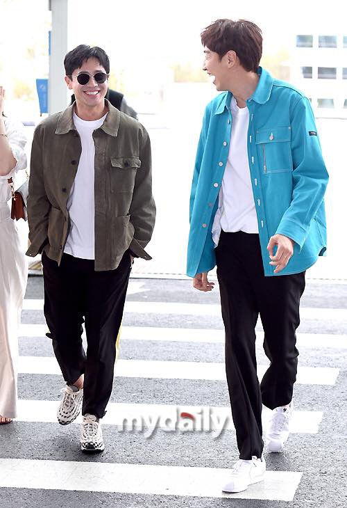 Lee Kwang Soo mặc đồ xanh mượt, cực nhắng bên cặp tài tử - minh tinh tại sân bay Hàn sang Việt Nam - Ảnh 8.