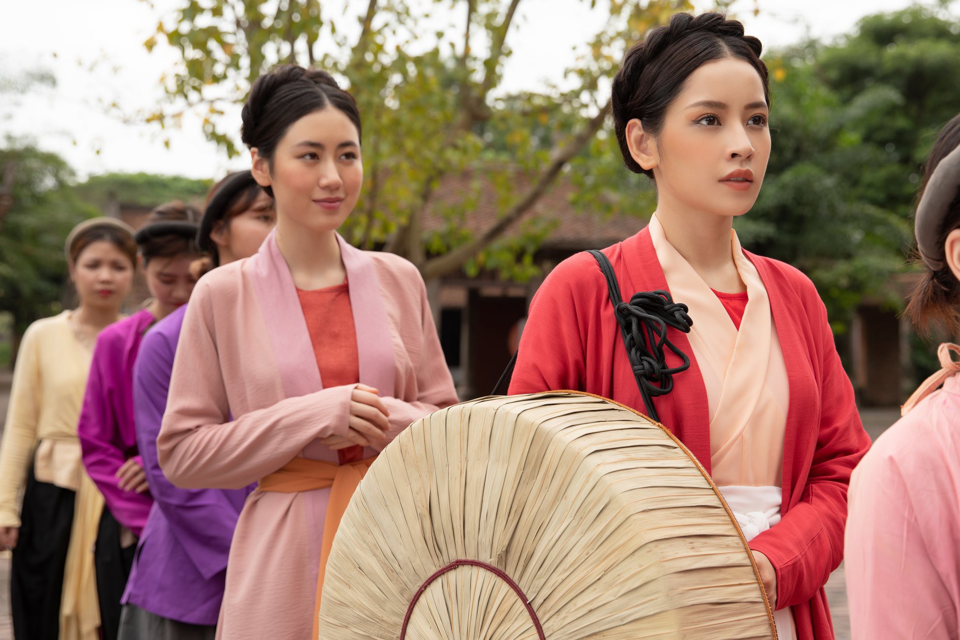 Khi Chi Pu - cô gái vàng của làng chiêu trò mạo hiểm rũ sạch thị phi để hát ballad - Ảnh 4. Khi Chi Pu - cô gái vàng của làng chiêu trò mạo hiểm rũ sạch thị phi để hát ballad - Ảnh 4.