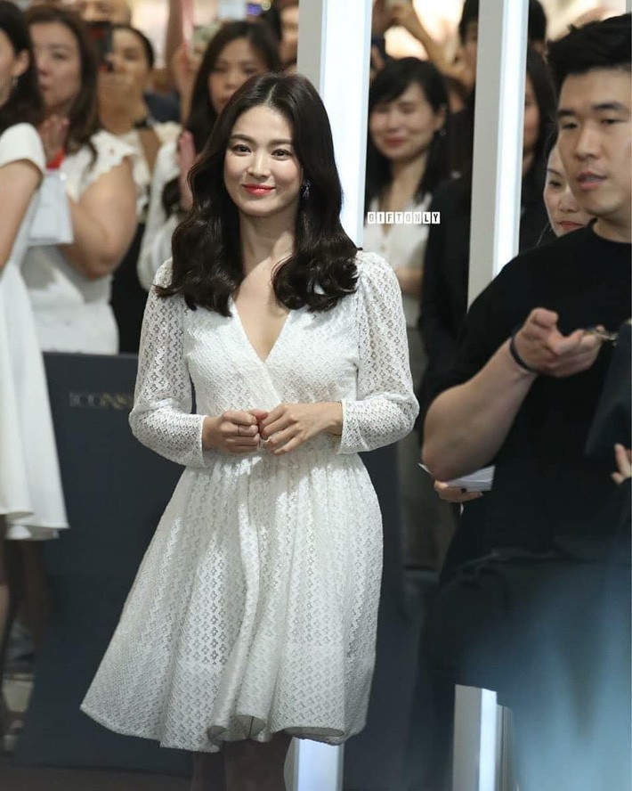 Vừa bị chê xuề xòa, Song Hye Kyo đã biến hình xuất sắc với tóc mới, như bà hoàng giữa trung tâm thương mại đông nghịt người - Ảnh 4.